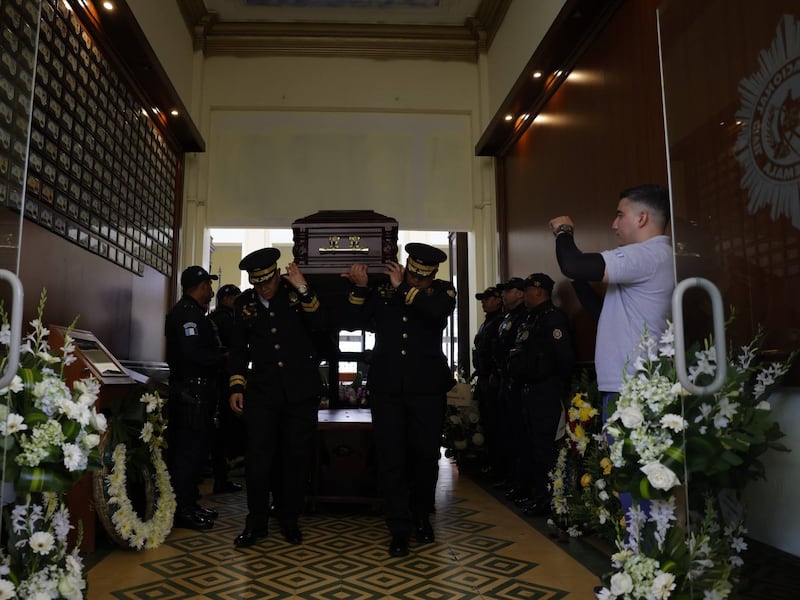 Honran al agente número 11 caído durante los ataques del Barrio 18