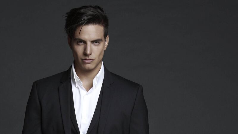 Vadhir Derbez es captado con su sexy novia disfrutando en Guatemala