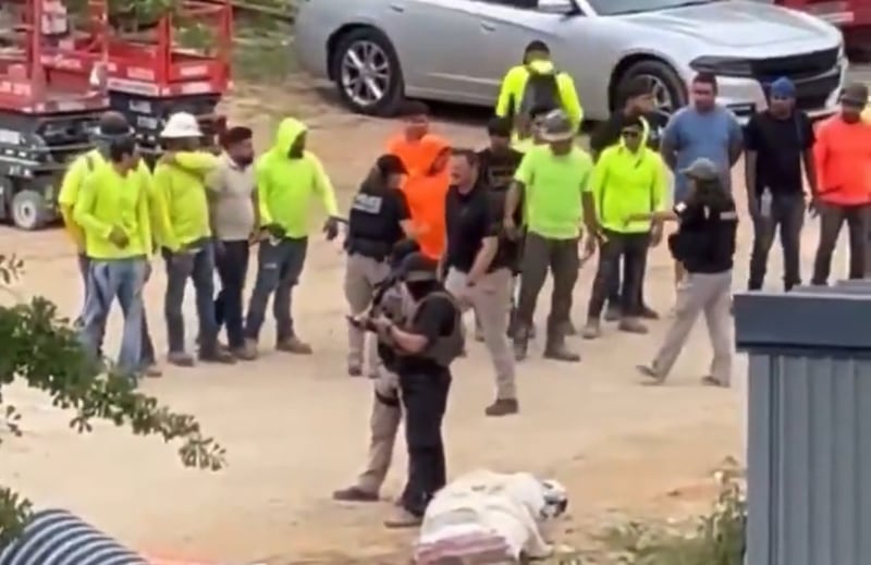 Redada migratoria deja al menos 30 trabajadores de construcción detenidos.