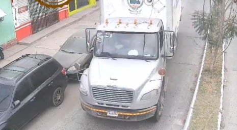 Impactante video muestra camión destrozando varios autos en Guatemala