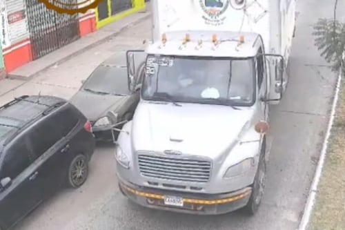 VIDEO. Camión daña varios carros estacionados en Quetzaltenango
