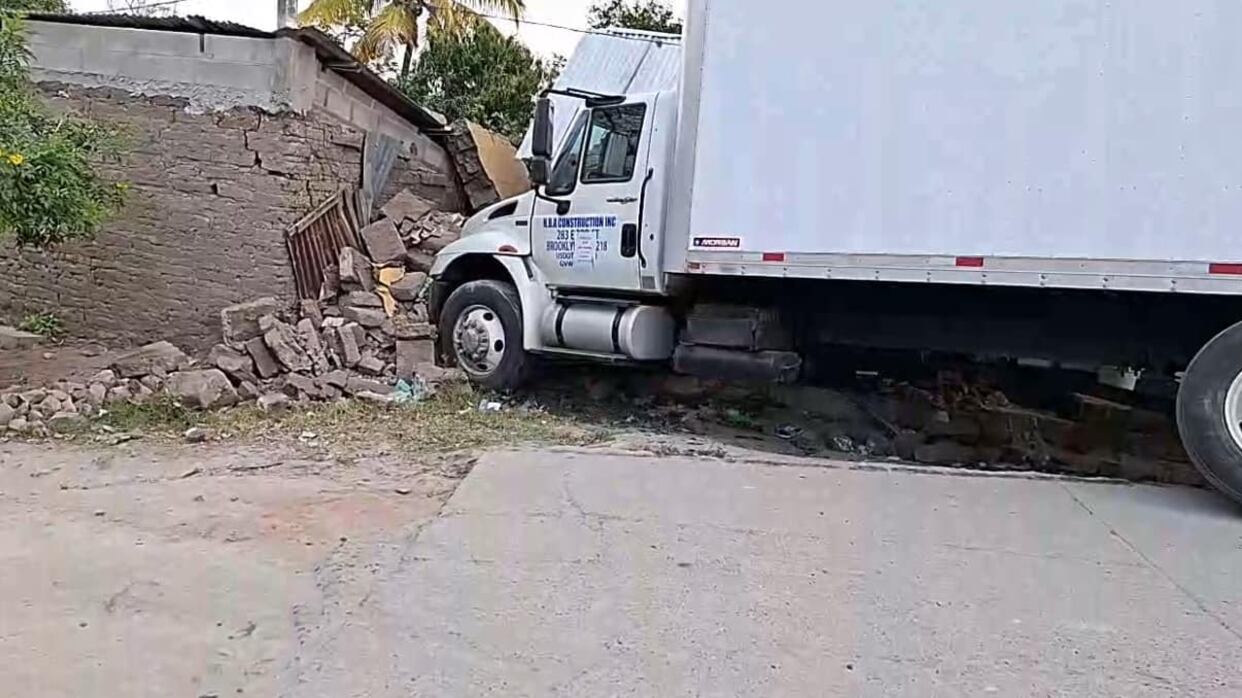 Conductor de camión chocó la vivienda del profesor Ennio Méndez en Monjas, Jalapa, Guatemala.