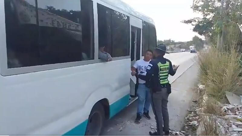 Sorprenden a conductor y ayudante por cobro excesivo de pasaje