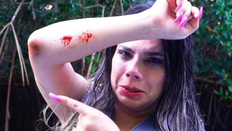 Lizbeth Rodríguez sufre terrible accidente al perder el equilibrio y caer en un río con cocodrilos