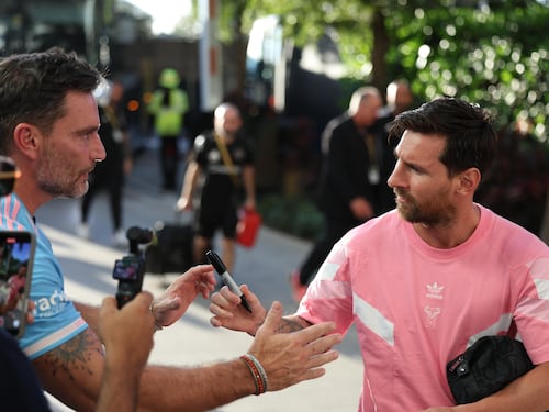 Se tatuará su firma: Julián Gil cumple su sueño de conocer a Lionel Messi