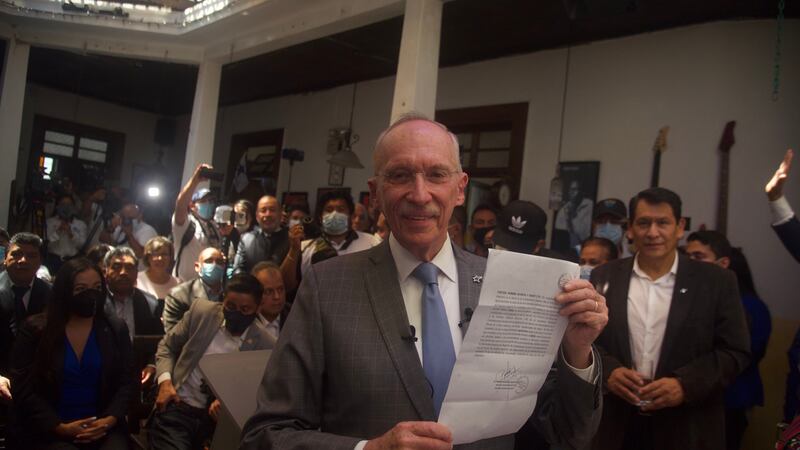 TSE entrega acreditación del partido Cabal a Edmond Mulet