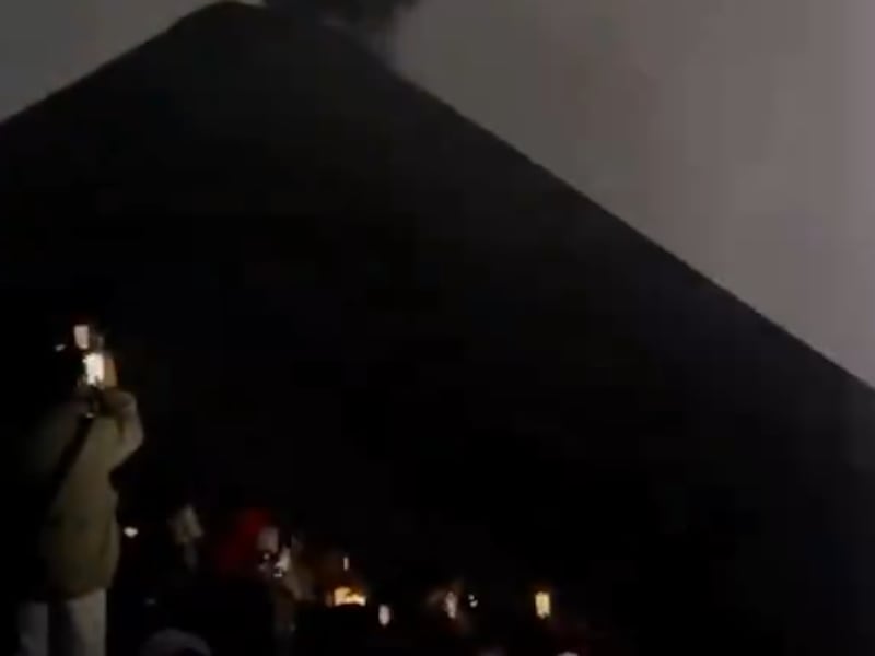 VIDEO. Furia del volcán de Fuego, estruendo y OVNI durante erupción sorprende a turistas 