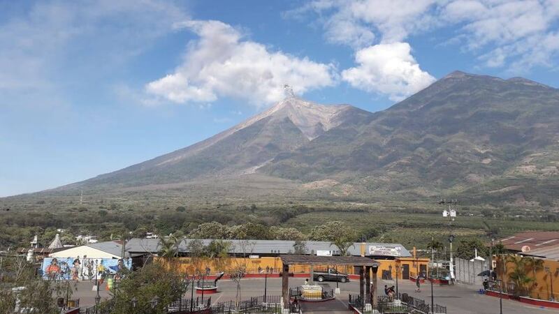 Turista alemán se pierde en el volcán de Fuego y pide auxilio por chat