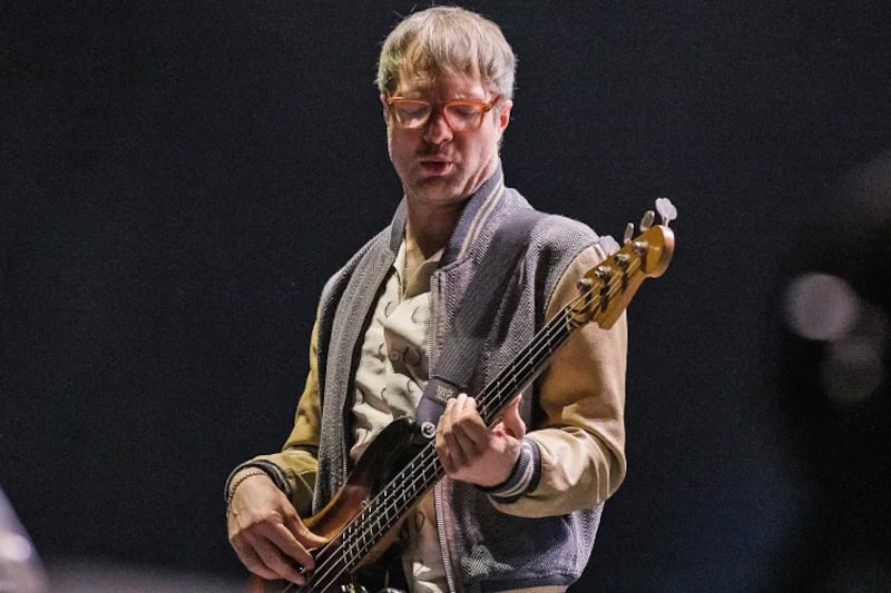 Exbajista de Maroon 5.