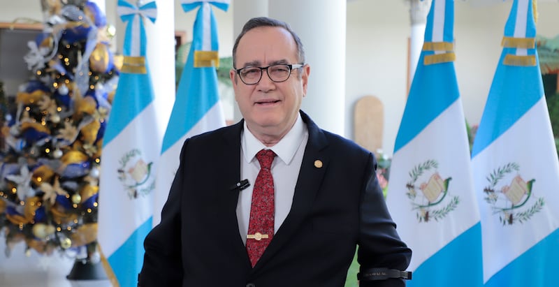 Cierran el canal de YouTube del expresidente Alejandro Giammattei