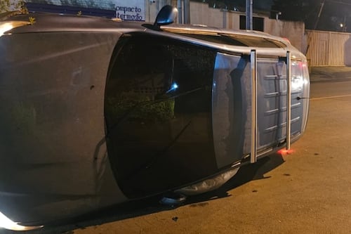 Camionetilla volcó en la zona 13 capitalina este viernes