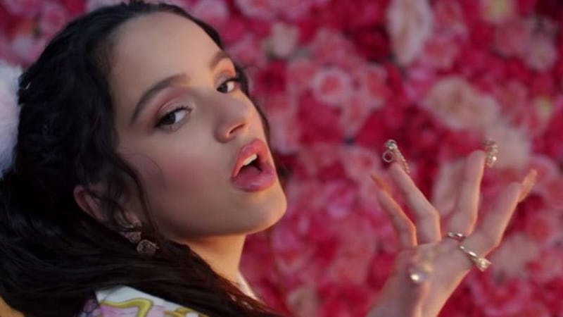 Rosalía es brutalmente criticada luego que publicar video donde lame a su mascota