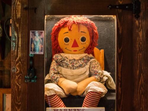 Revelan quién será el nuevo guardián de la muñeca Annabelle y más objetos de los Warren