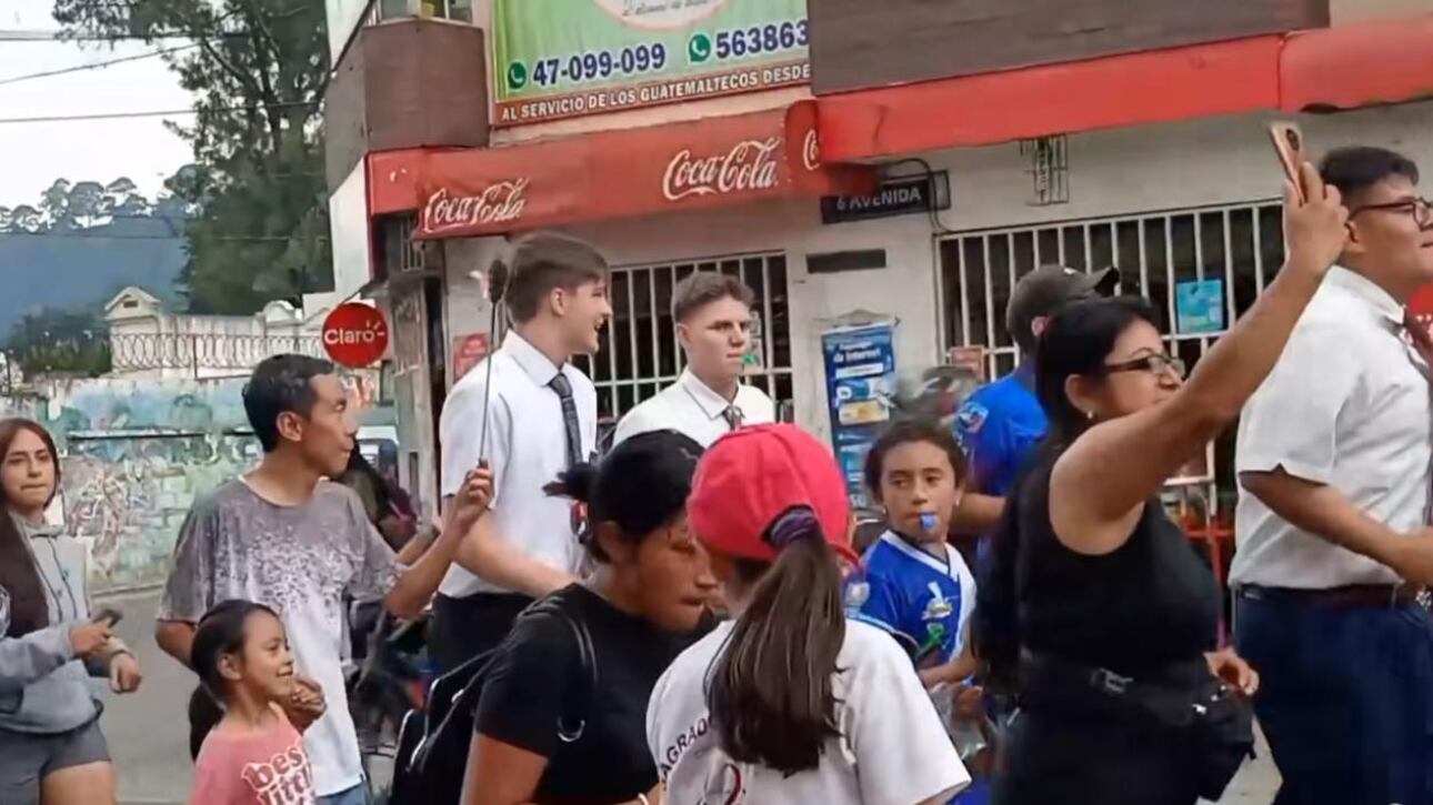 Los mormones participan en el recorrido de las antorchas.