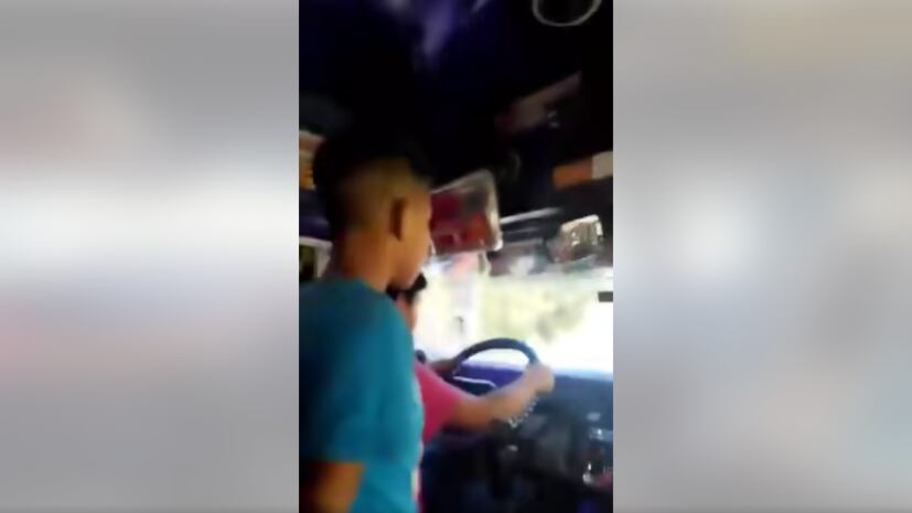 VIDEO. Menores de edad son grabados manejando bus extraurbano