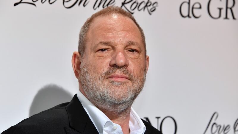 Una inusual estatua en contra de Harvey Weinstein genera polémica en las redes