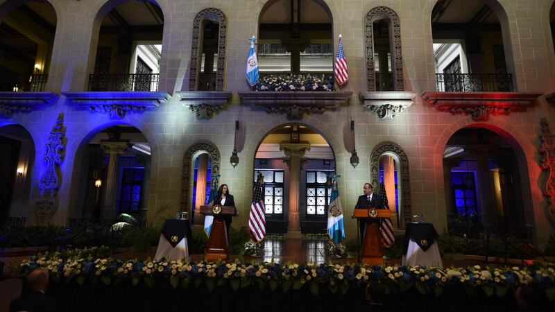 Guatemala apoyará con centro para retornados y EE. UU. anuncia grupos anticorrupción