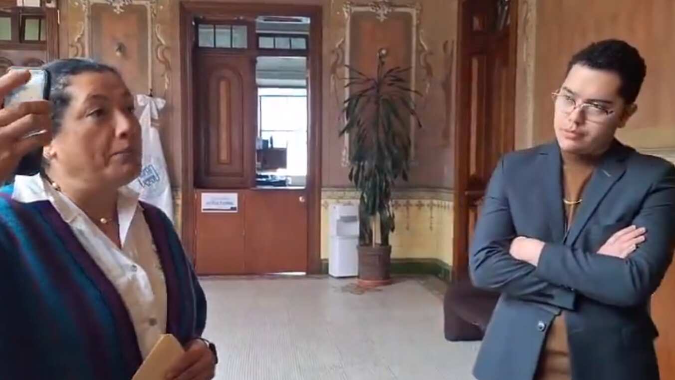 Este viernes circuló en redes sociales un video en donde la magistrada presidente del Tribunal Supremo Electoral (TSE), denunció a un trabajador. Ella aseguró que “lo agarró grabando sus conversaciones”.