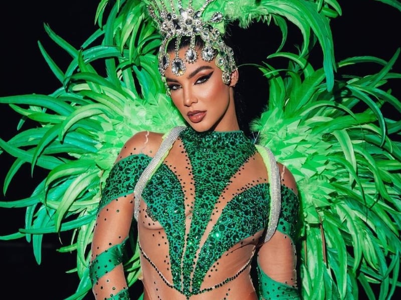 Se le rompe vestuario en pleno Carnaval de Río a famosa modelo brasileña y casi deja ver su intimidad