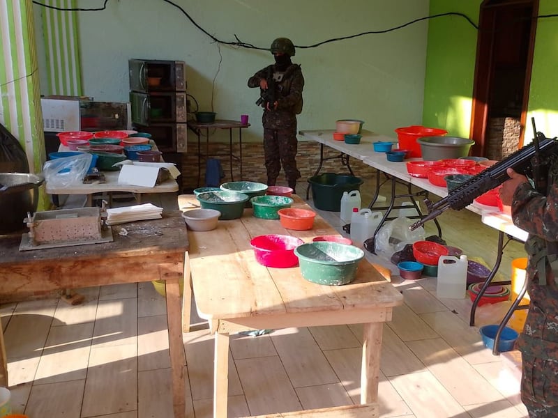 VIDEO. Así era el enorme narcolaboratorio localizado en Ayutla, San Marcos