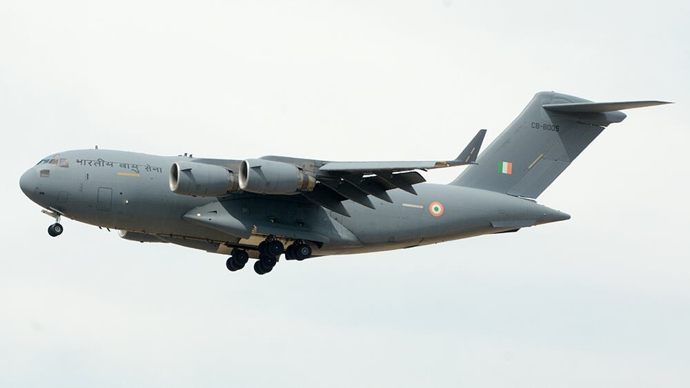 Avión de la Fuerza Aérea India deja caer un artefacto no explosivo en una casa