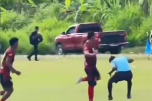 VIDEO. Jugador agrede al arbitro tras ser expulsado del partido en Cobán