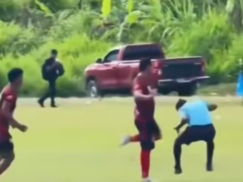 VIDEO. Jugador agrede al arbitro tras ser expulsado del partido en Cobán