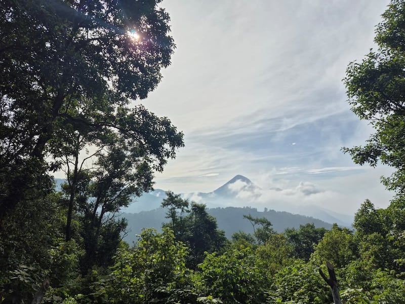 Antes de bajar a la laguna, hay un mirador que ofrece una vista completa del cráter y sus alrededores.