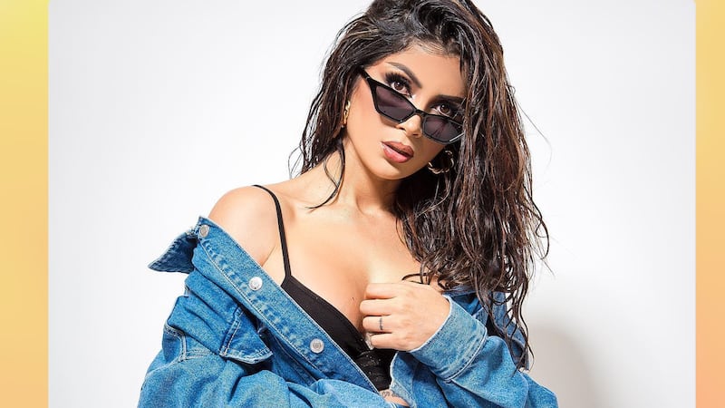 “Mejor que aparezca desnuda”, afirman fans de Kimberly Flores, luego de que apareciera en indecoroso vestuario