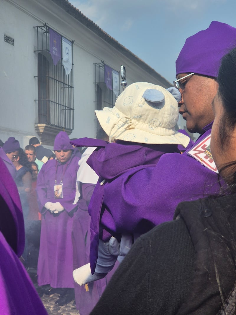 Una familia de Cucuruchos en Antigua Guatemala. Foto: Roxana Tocay/Publinews
