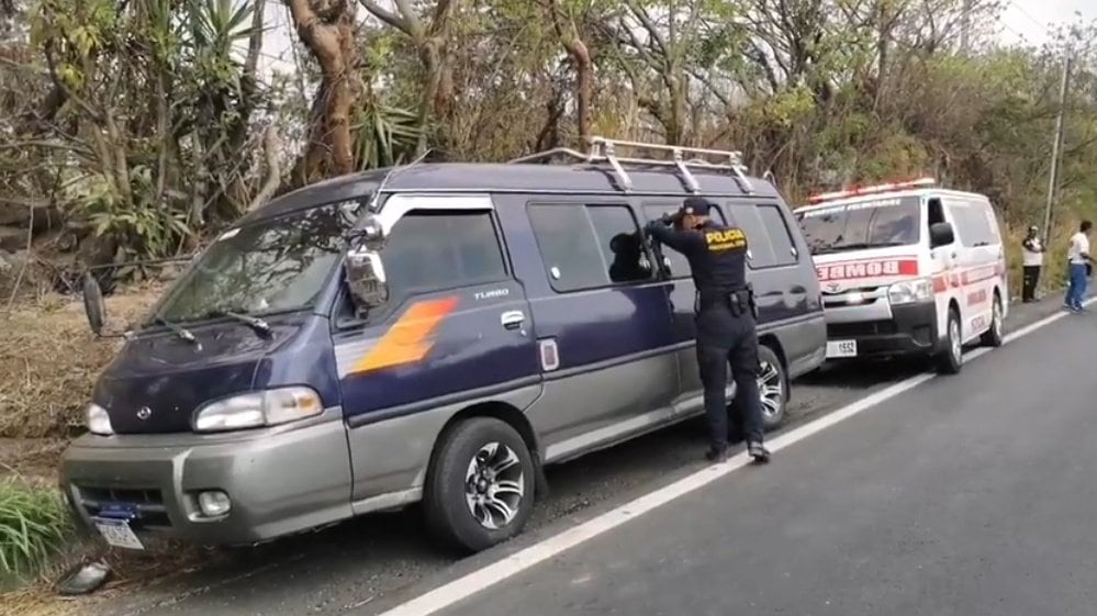 Abandonan microbús con dos cadáveres en carretera a El Salvador