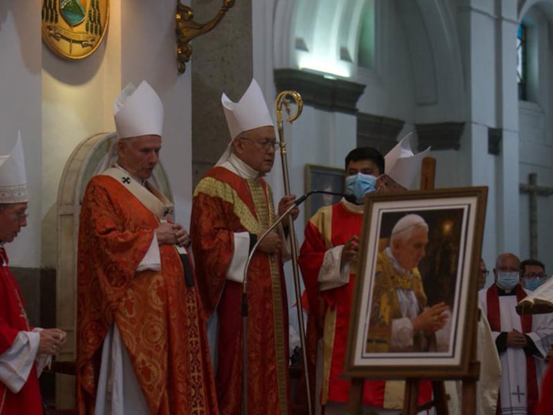 Iglesia católica celebra misa por el eterno descanso de Benedicto XVI