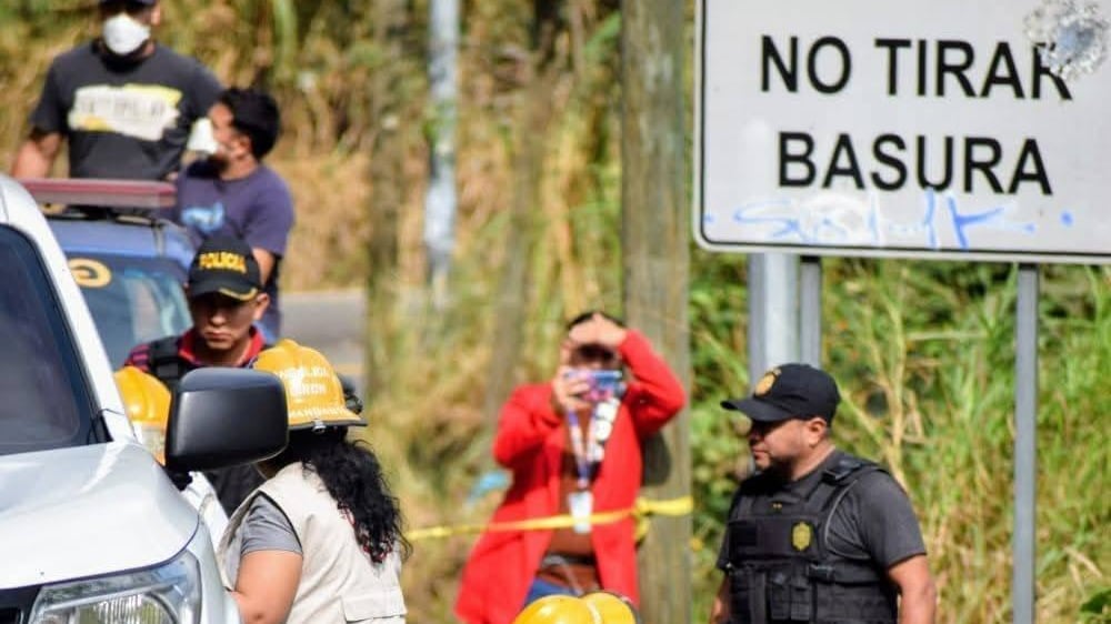 Autoridades localizaron 12 cuerpos envueltos en el kilómetro 14 de la ruta a Santa Lucía Los Ocotes, zona 25 capitalina.