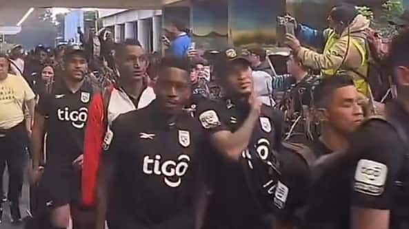 Así fue el hostil recibimiento que tuvo la Selección de Panamá a su llegada al aeropuerto La Aurora.