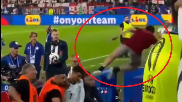 Aficionado salta desde la tribuna por conocer a Cristiano Ronaldo.