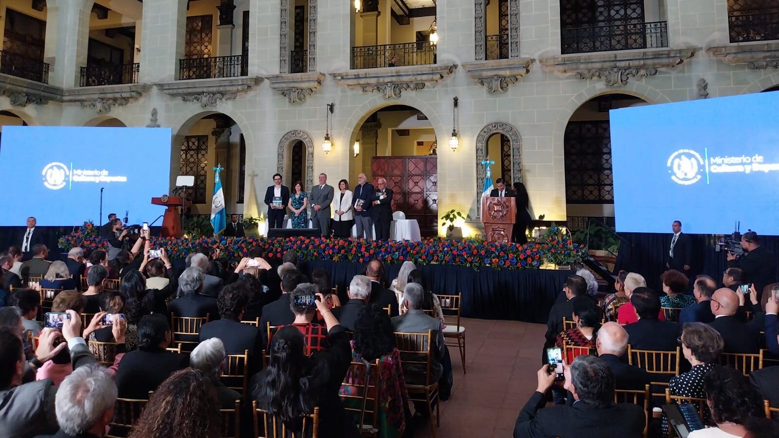 Presidente Bernardo Arévalo agradeció a familia Asturias por permitir la repatriación de los restos de Miguel Ángel Asturias. / Foto: AGN.