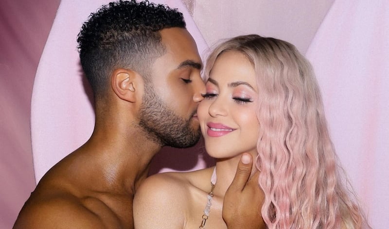 Con un beso con Lucien Laviscount es como Shakira confirmó el junte al que agregó que está “afinando el tiro”