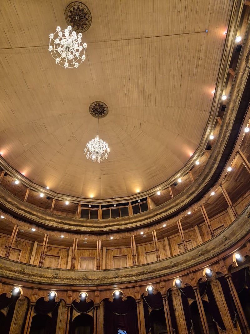 Este teatro comparte muchas similitudes arquitectónicas con el Teatro Municipal de Quetzaltenango, ya que ambos presentan detalles de estilo neoclásico y características del Renacimiento. Roxana Tocay