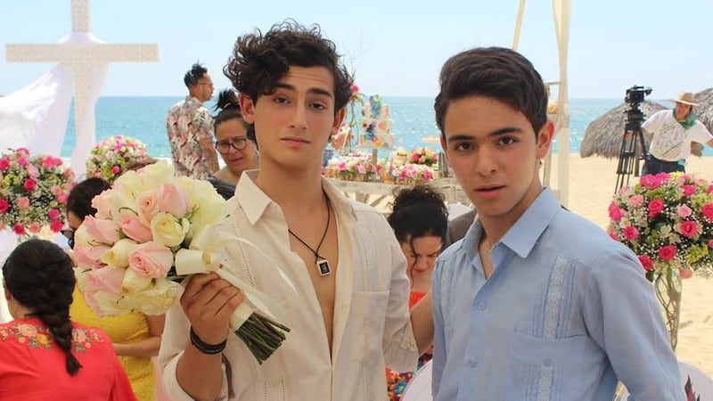 VIDEO. Los "Aristemo" causan polémica con apasionado beso en el capítulo final