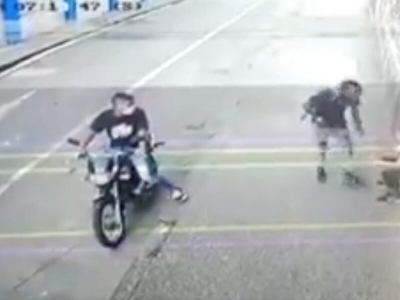 VIDEO. Joven es víctima de doble asalto en 5 minutos por motoladrones