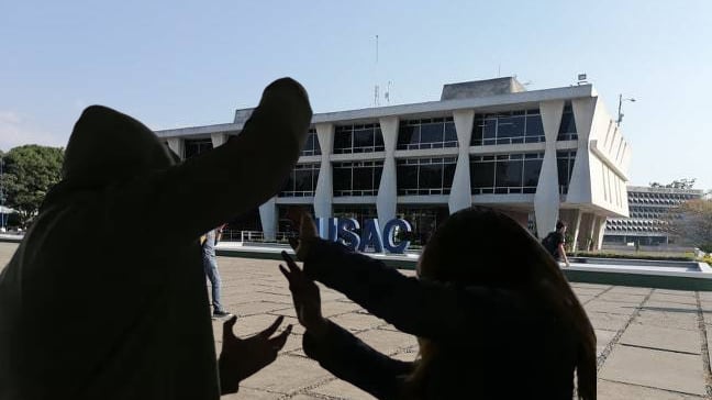 La USAC cuenta con parqueo para los estudiantes que cuenta con vehículo.