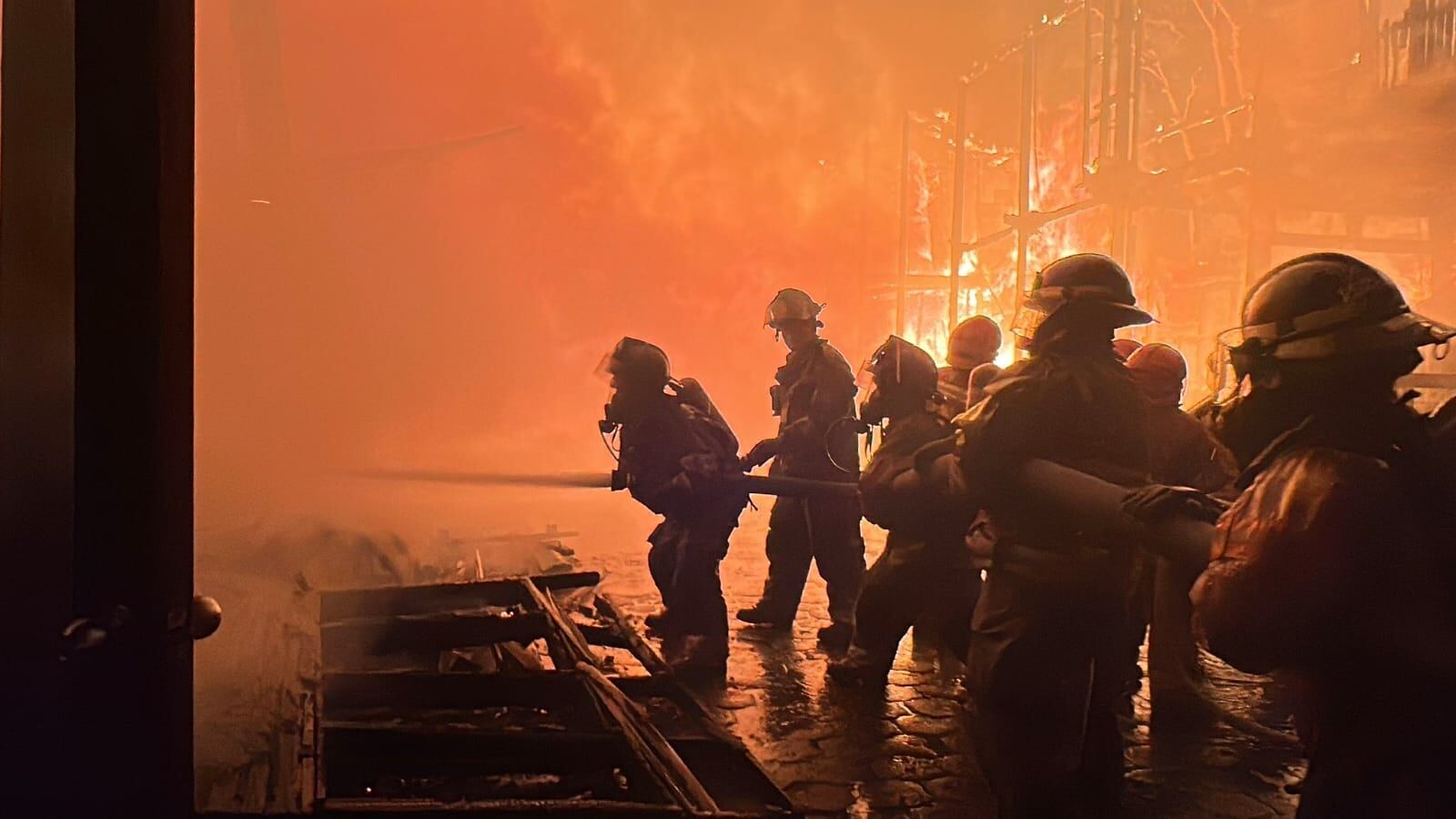 Se combate un incendio en una fábrica de muebles ubicada en el boulevard Los Próceres y 15 avenida zona 10.