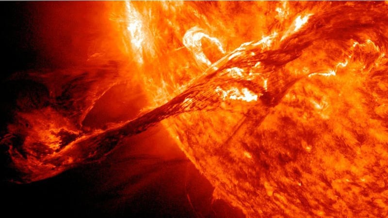 Una erupción solar gigantesca podría impactar la Tierra este viernes. ¿El tamaño? ¡Casi un millón de kilómetros de ancho!