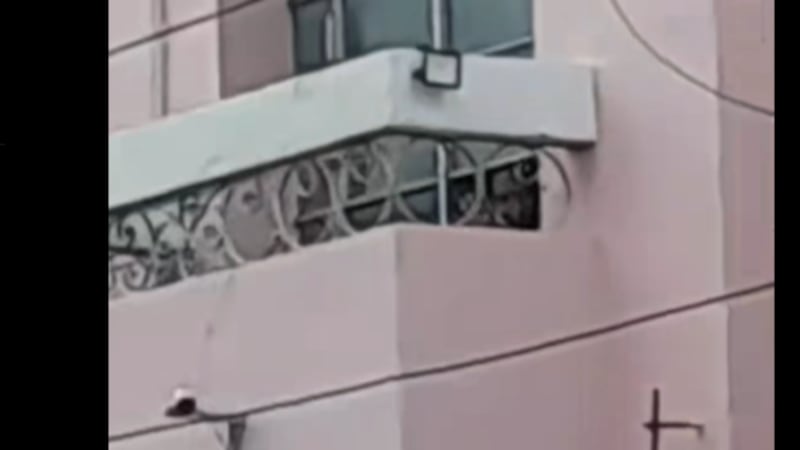 Aterrador avistamiento: Captan un ‘niño fantasma’ en la ventana de un colegio de la Zona 1