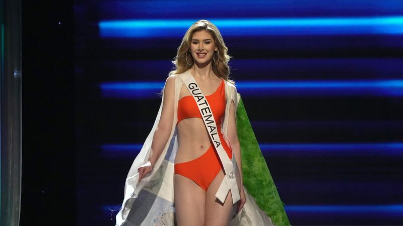 FOTOS: Guatemaltecos llegan a apoyar a Ivana Batchelor a Nueva Orleans con banderas y corona