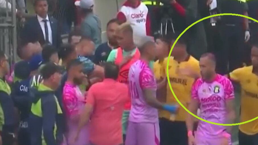 La expulsión del jugador Edgardo Fariña expulsado al 44’ generó un altercado entre los jugadores.