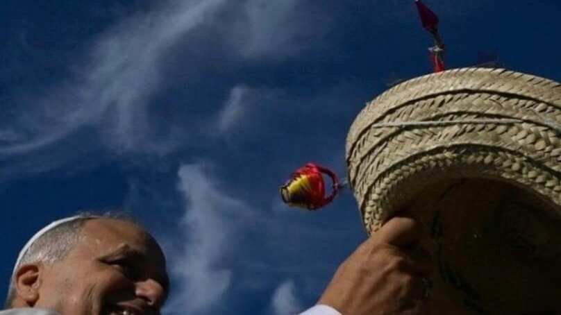 El papa León XIV se toma unos minutos para recibir un sombrero de Esquipulas, que jóvenes guatemaltecos que participan en el Jubileo Circular, le entregaron a su paso por la multitud. Foto: Vaticano.
