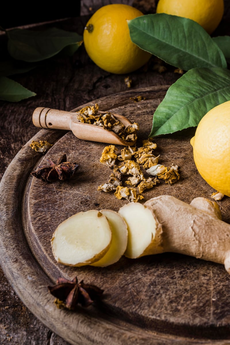 El jengibre, conocido también como kion o quion, es una raíz de planta aromática que se ha estudiado durante siglos debido a sus propiedades benéficas y curativas. Foto: Magnific.