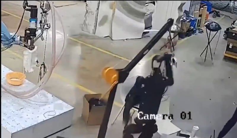 Un robot en China se salió de control durante una prueba y terminó golpeando a dos ingenieros
