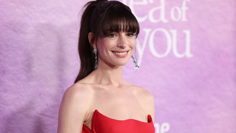 Anne Hathaway da lección de moda luciendo un vestido dorado como toda una princesa en China